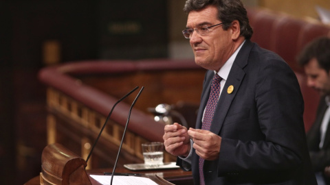 El Ministro de Inclusión, Seguridad Social y Migraciones, José Luis Escrivá, interviene durante el pleno celebrado en el Congreso de los Diputados donde han tratado el Real Decreto del Ingreso Mínimo Vital. EUROPA PRESS/E. Parra. POOL/Archi