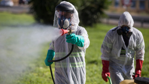 Dos trabajadores durante las labores de fumigación contra los mosquitos causantes del virus del Nilo en Coria del Río, (Sevilla). /Europa Press