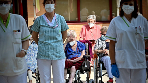 15/09/2020.- Vista de la concentración que trabajadores y residentes de la residencia Geriatros, llevan a cabo en defensa del sector sociosanitario, hoy martes en Alcalá de Henares.- EFE/Fernando Villar