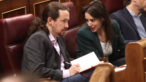 Pablo Iglesias e Irene Montero, hablan en sus escaños en el Congreso de los Diputados durante la primera sesión del debate de investidura de Pedro Sánchez, en enero de 2020. E.P./Eduardo Parra