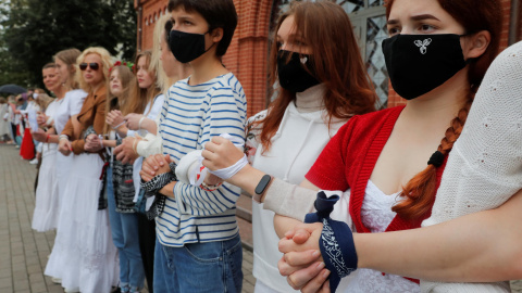 Manifestantes pacíficos en Minsk. Fuente: REUTERS.