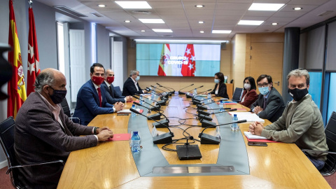 El ministro de Sanidad, Salvador Illa (2d); Fernando Simón (d); Carolina Darias (3d); Ignacio Aguado (2i), y el consejero de Sanidad de la Comunidad de Madrid, Enrique Ruiz Escudero (3i), durante la reunión del Grupo COVID-19. EFE/ Rodrigo