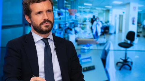 El líder del PP, Pablo Casado, durante una reunion del "grupo covid-19" en la sede de Génova 13. Fuente: PP/David Mudarra
