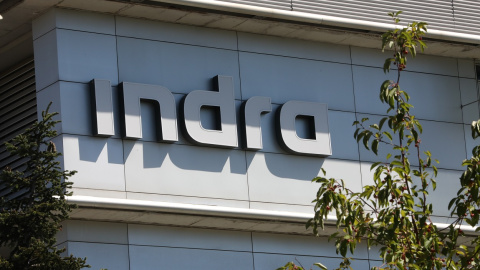 El logo de Indra en la fachada de su sede en Madrid. E.P./Marta Fernández