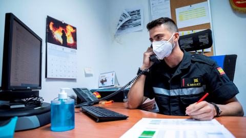 Un miembro de la UME realiza labores de rastreo de posibles contagios de covid-19, en la base aérea de Torrejon en Madrid.