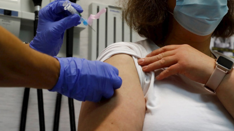 Una mujer se vacuna contra la gripe en un centro de salud del madrileño Barrio del Pilar, en el primer día de la campaña de vacunación. /EFE