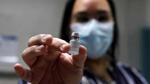 Una enfermera enseña el bote de la vacuna de los laboratorios Pfizer/BioNTech contra la covid-19