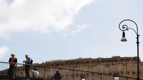 Dos mujeres llevan mascarillas cerca del Coliseo romano en Italia. REUTERS / Yara Nardi