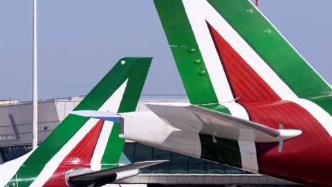 Dos aparatos de Alitalia en el Aeropuerto Leonardo da Vinci-Fiumicino de Roma. REUTERS/Alberto Lingria