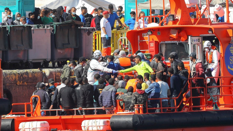 Imagen de archivo de la Salvamar Menkalinan a muelles de Arguineguín con personas migrantes rescatadas abordo durante esta semana.