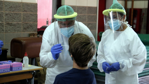 Un dels equips mòbils extreuen mostres per a PCR a l'escola Bell-lloc de Girona. Marina López | ACN