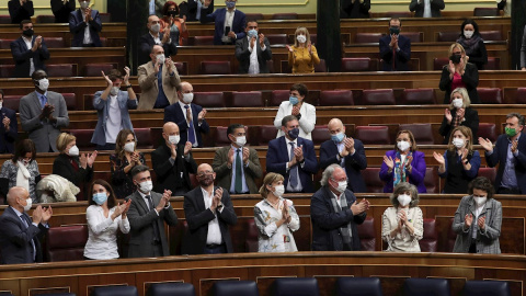 17/12/2020.- Aplausos de los diputados del PSOE a la diputada Maria Luisa Carcedo, tras la aprobación este jueves en el pleno del Congreso de la proposición de ley que regulará la eutanasia. EFE/Kiko Huesca