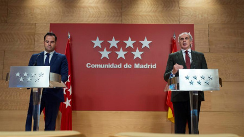 El vicepresidente de la Comunidad de Madrid, Ignacio Aguado (i) y el consejero de Sanidad, Enrique Ruiz Escudero (d) durante la rueda de prensa conjunta este miércoles tras la reunión del Consejo de Gobierno de la Comunidad de Madrid.