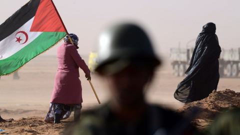 Una mujer saharaui sostiene una bandera del Frente Polisario durante una ceremonia para conmemorar 40 años después de que el Frente proclamara la República Árabe Saharaui Democrática (RASD). Foto de archivo tomada el 27 de febrero de 2016