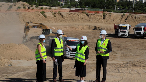 La presidenta de la Comunidad de Madrid, Isabel Díaz Ayuso (2i), la viceconsejera de Asistencia Sanitaria en la Comunidad de Madrid, Ana Dávila-Ponce (i), el subdirector de Infraestructuras Sanitarias, José Antonio Martín (d) y el consejero