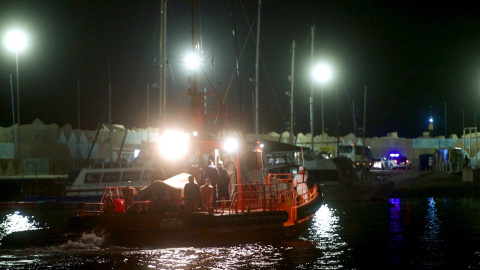 Imagen del rescate de este lunes en las costas de Canarias.