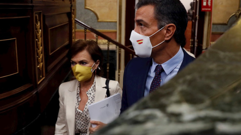 El presidente del Gobierno, Pedro Sánchez (d) y la vicepresidenta primera, Carmen Calvo (i) a su llegada a la sesión de control al Gobierno en el Congreso este miércoles