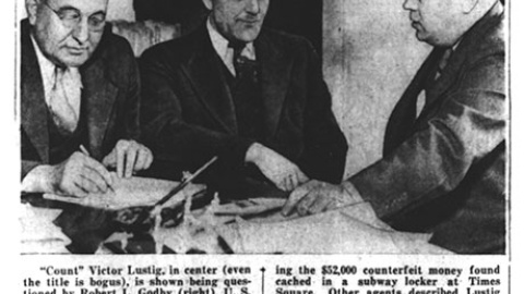 Victor Lustig (centro) interrogado tras su detención en 1935.