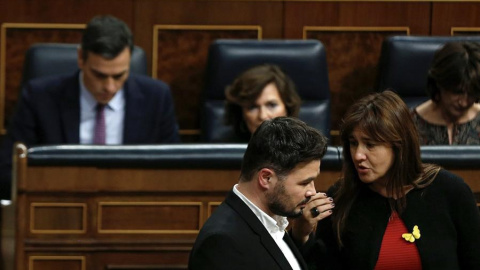 Conversa entre Laura Borràs i Gabriel Rufián al Congrés dels Diputats. EFE / Emilio Naranjo