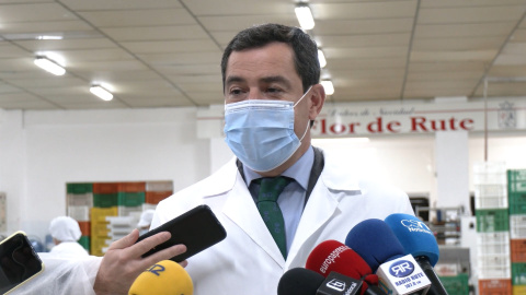 Moreno anima a "consumir y regalar" productos navideños de Andalucía