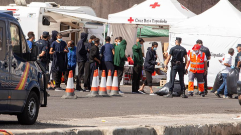 Unos 1.200 inmigrantes rescatados en aguas cercanas a Canarias siguen en el campamento provisional instalado en el muelle de Arguineguín a la espera de ser trasladados.