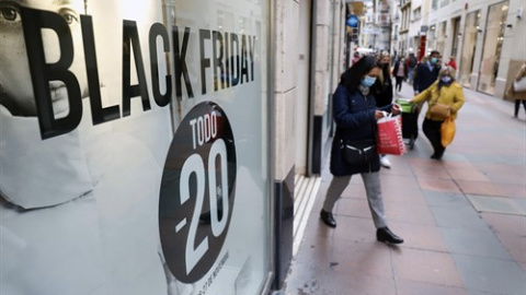 Varias personas realizan algunas compras de la navidad, aprovechando los descuentos del "Black Friday" que ofrecen los comercios de la capital y donde apuran las horas antes del cierre de las 18h decretado por la Junta de Andalucía ante la
