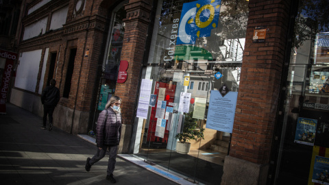 L'entrada del centre cívic de les Cotxeres de Sants, a Barcelona.