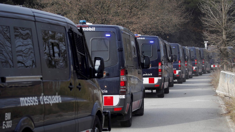 02/01/2021. Decenas de furgones de los Mossos d'Esquadra, a su llegada para desalojar la macrofiesta ilegal. - EFE