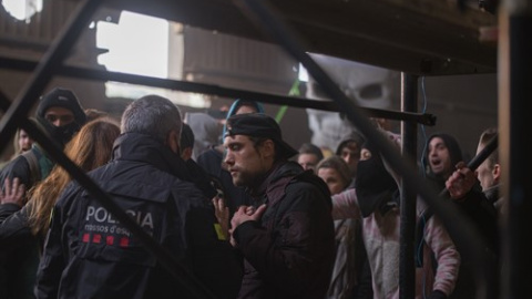 Imagen del desalojo de la 'rave' en Llinars del Vallès.