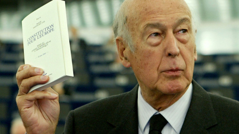 Valery Giscard d'Estaing sosteniendo un ejemplar de la Constitución Europea en Estrasburgo en 2003.