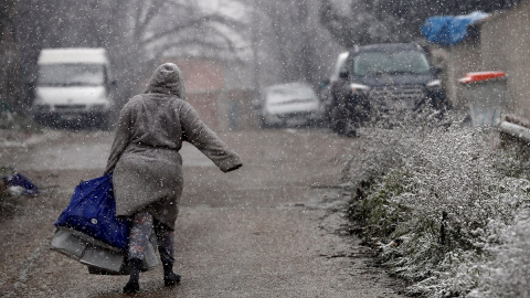 07/01/2021.- Una vecina de la Cañada Real camina bajo la nieve.