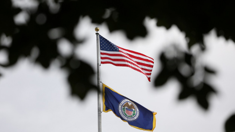 La bandera de EEUU sobre la enseña de la Reserva Federal (Fed) en lo alto de la sede del banco central estadounidense en Washington. REUTERS/Chris Wattie