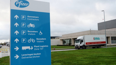Un camión refrigerado sale de las instalaciones de la farmacéutica Pfizer, en la localidad belga de Puurs.