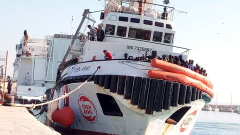 Llegada del barco de Open Arms al puerto italiano Pozzallo este pasado domingo. (GIANFRANCO DI MARTINO | EFE)