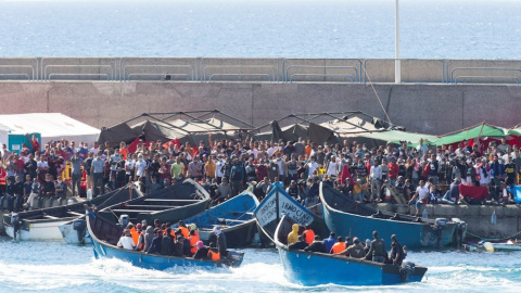 Más de 2.000 migrantes rescatados de pateras abarrotan el muelle de Arguineguín, en Gran Canaria.