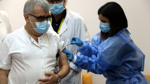 El primer sanitari en vacunar-se a l'Hospital de la Santa Creu i Sant Pau ha estat Pere Domingo, coordinador Covid.