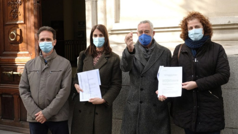 La portavoz de Más Madrid, Rita Maestre, y los concejales Paco Pérez, José Luis Nieto y Esther Gómez han acudido al TSJM para presentar una demanda contra el traslado de residuos de la Mancomunidad del Este al Parque Tecnológico de Valdemi