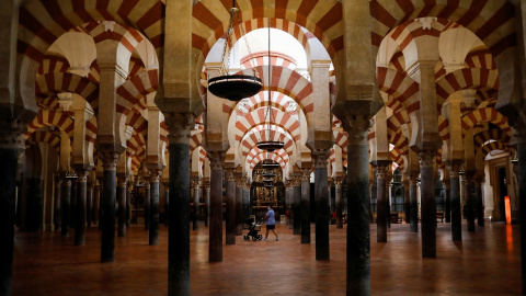 Un hombre, con un carrito de niño, visita la Mezquita de Córdoba, en su reapertura tras el cierre por la emergencia sanitaria durante la pandemia por coronavirus. REUTERS/Jon Nazca