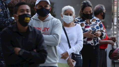 06/12/2020. Votantes hacen fila para ingresar al colegio Fermín Toro, centro electoral para civiles y militares, hoy en Caracas (Venezuela). - EFE