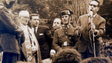 Basilio Losada, dirigiéndose a 15.000 asistentes a un acto gallego en Les Planes en 1962. Foto del archivo del Centro Galego de Barcelona.