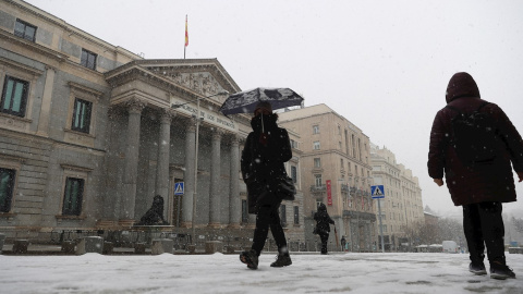 Vista del exterior del Congreso de los Diputados, bajo una intensa nevada este viernes. El Ayuntamiento de Madrid activa esta tarde, a partir de las 18:00 horas, la alerta roja del Protocolo de actuación por meteorología adversa ante la pre