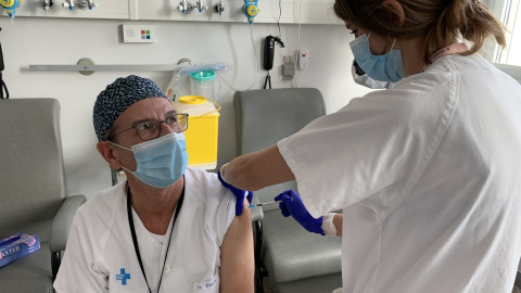 Un professional sanitari es vacuna a l'Hospital Arnau de Vilanova de Lleida.