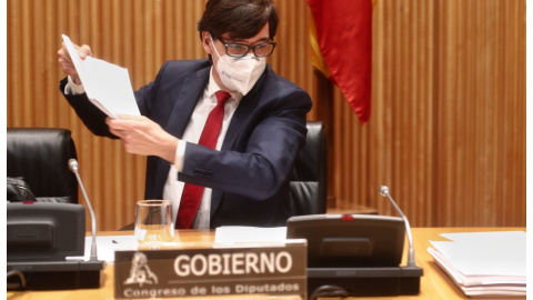 El ministro de Sanidad, Salvador Illa, se dirige a comparecer en la Comisión de Sanidad y Consumo del Congreso de los Diputados, a 10 de diciembre de 2020. Durante su comparecencia, Illa ha adelantado información referente a las vacunas con