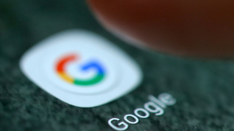 Un usuario de móvil pincha en un icono de Google en un teléfono móvil. (REUTERS)