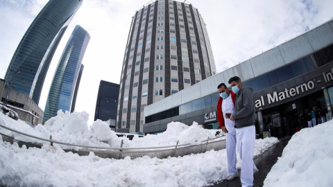 Vista del Hospital La Paz y sus alrededores cubiertos de nieve tras el paso de la tormenta Filomena por Madrid.