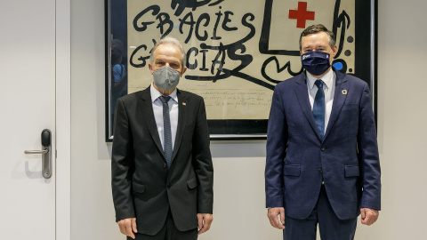 El president de la Creu Roja a Catalunya, Josep Quitet i el president d'Agbar, Àngel Simon, durant l'acte.