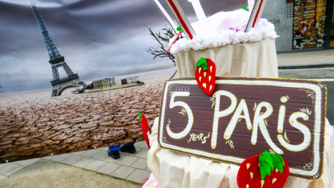 10/12/2020.- Activistas climáticos ponen una tarta falsa con motivo de los cinco años que cumple el Acuerdo de París.
