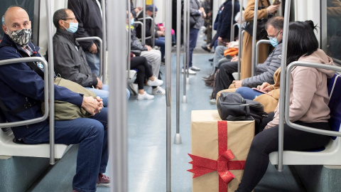 Viajeros en el metro de Barcelona este lunes