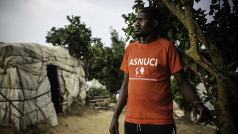 Un trabajador migrante, en el asentamiento de chabolas donde vive en Lepe, Huelva.- JAIRO VARGAS