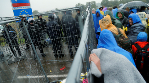 Fotografía de archivo de 2015 de cientos de migrantes agolpados en la frontera con Eslovenia debido al cierre de Hungría.